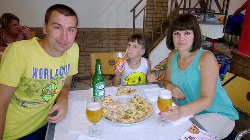 Ігор, Вікторія і Діана в італійській піцерії